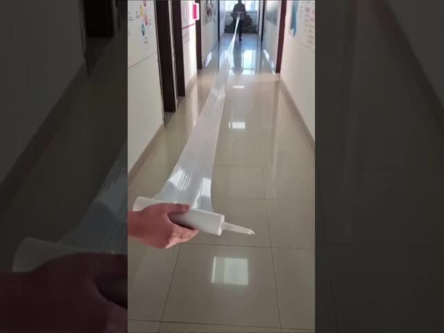白い液体釘接着剤 広告文字 巾木 壁タイル 速乾性