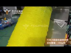 Machine d'emballage automatique de sacs en filet de noix de haute qualité pour l'emballage de sacs en filet d'ail, d'oignons, de pommes de terre, d'agrumes, de pièces de chocolat video