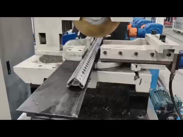 ギアボックス駆動鋼製貯蔵ラックロール形成機械