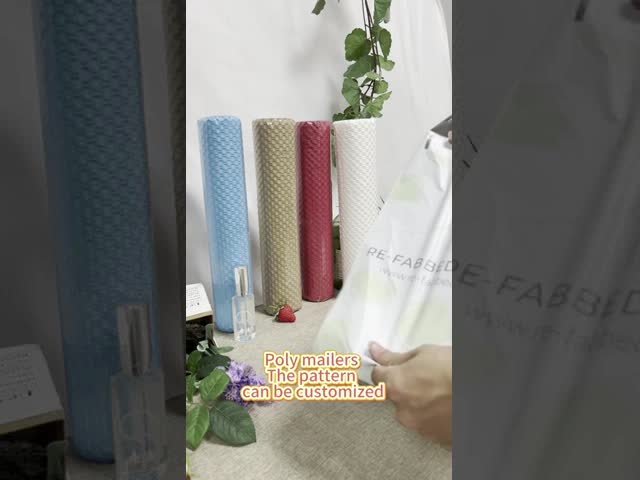 Stylish Die Cut Handle Plastic Bags 15x25cm Foldable Lightweight Plastic Carrier Bags