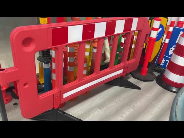 195cm Length 11.5kgs Weight Durable Material Road Barrier Plastic Traffic Barrier for Road Safety