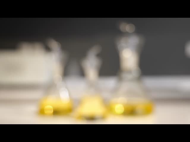 IKOO High Borosilicate Glass Oil Cruet and Decanter with 700ml Capacity and Non-drip Design for Kitchen