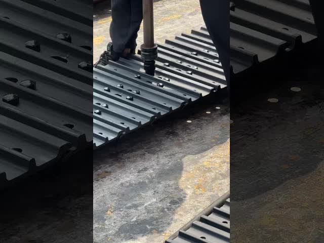 FRJX Mini Excavator Attachments Track Link W135ga Excavator Undercarriage Parts