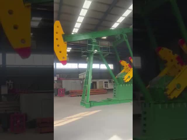 Balanza de manivela Balanza de marcha de la bomba Jack para la extracción de petróleo crudo del campo petrolero El video