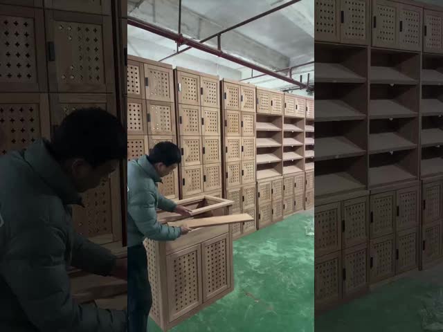 The source factory's Spanish cedar wood cigar room is designed and decorated with constant temperature and humidity. It features a private custom-made solid wood cigar cabinet