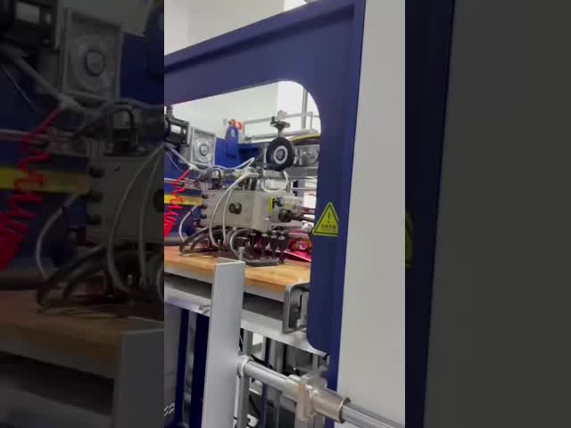 Fully automatically crease-free sheet feeding paper bag making machine