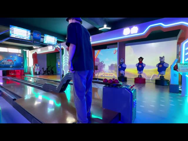 Coin Operated Bowling Machine with 2000kg Capacity and 590X240X240 cm Size for Indoor Entertainment