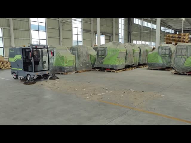 Large Ride On Industrial Sweeper High Power Dust / Debris Collection For Big Areas