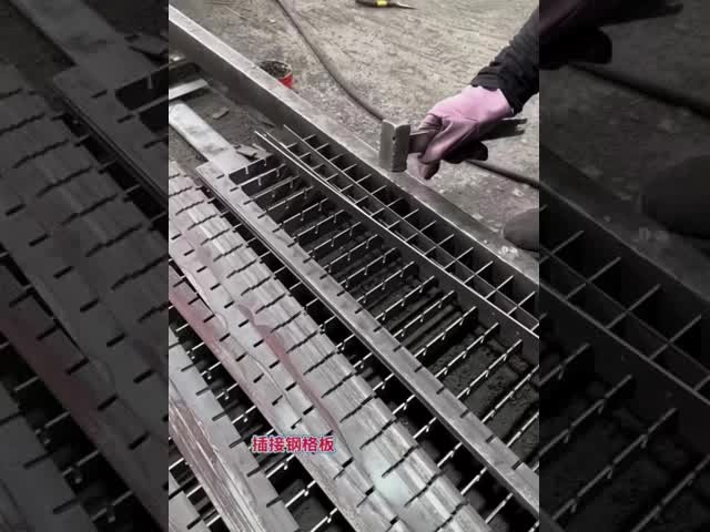 Stainless Steel Serrated Bar Grating with 19W4 for Heavy Duty Walkway and Drainage