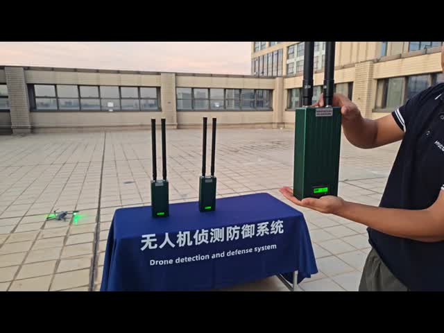 Dual Channel Handheld Drone Jammer 2400MHz-2500MHz Over 50% Efficiency