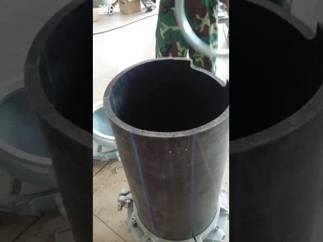 End Closure For Plastic Pipes Providing Secure Sealing with Split Clamping Structure and One Time Installation Success