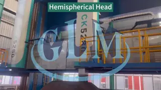 El torno vertical está mecanizando una cabeza hemisférica.