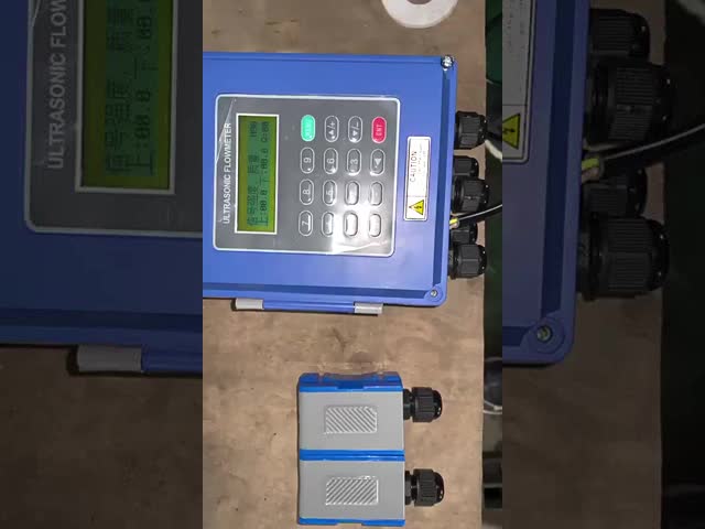 Portable ultrasonic flowmeter