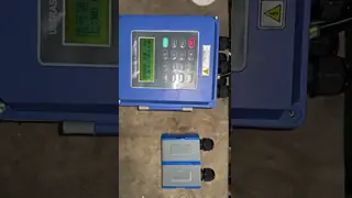 Portable ultrasonic flowmeter