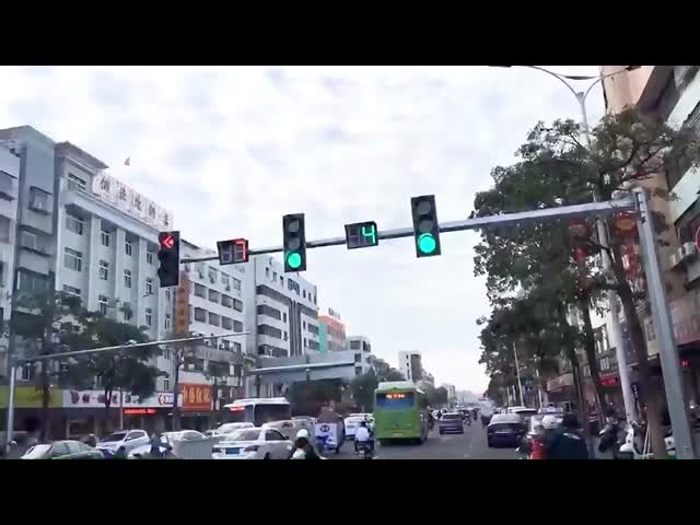 200mm Diameter LED Traffic Light with PC Shell and 100000 Hours Lifespan for Urban Road Guidance