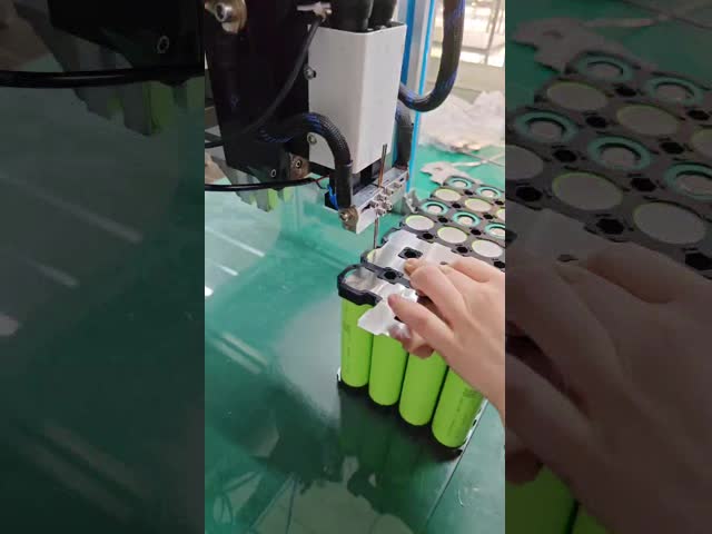 220V 50Hz Portable Battery solar energy generator  Wireless Charging AC Output And USB Ports