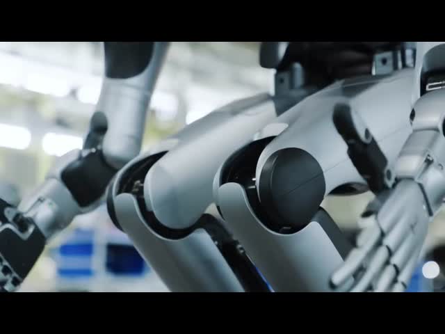 176cm Full-size UBTECH Industrial Humanoid Robot Walker S2 Factory Logistics Industrial Robot