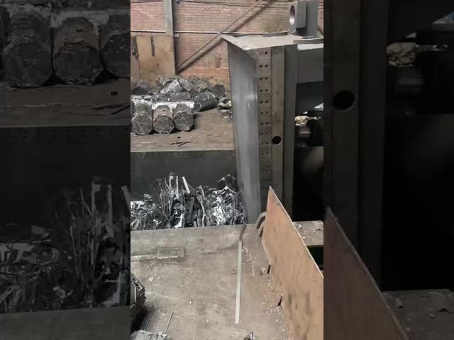 Double Shaft Shredder with Double-Screw Design PLC Control and Hydraulic Power for Plastic Bottle Recycling