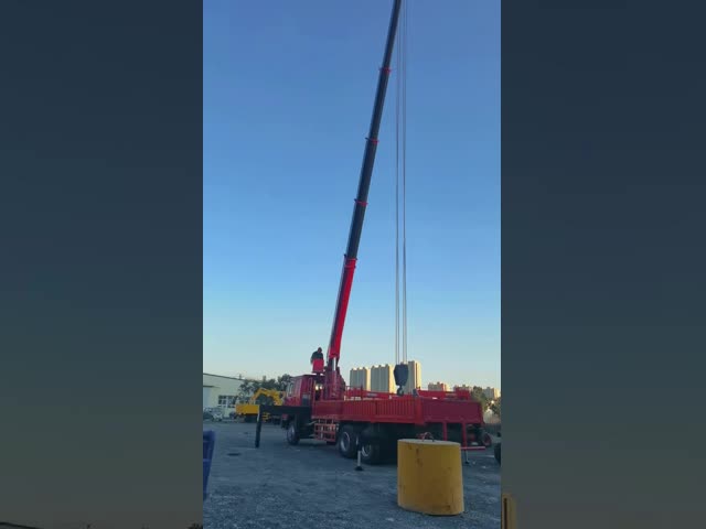 Heavy Duty Truck Mounted Crane with 1-20T Load Capacity 360° Rotation and Customized Boom Length