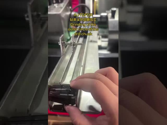 Automatic loading and unloading of drill chuck for cylindrical grinding