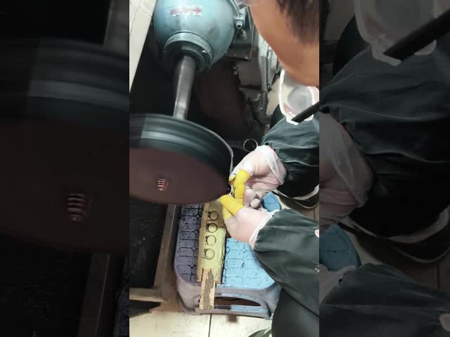 Rings Polishing Craftmanship 
