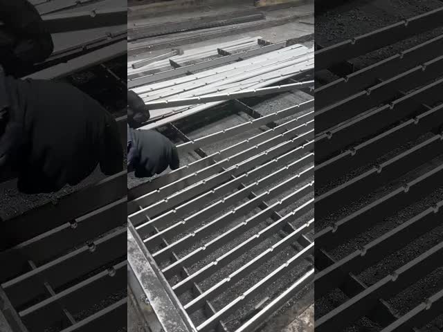 Polish Serrated Surface Standard Stainless Steel Bar Grating with Customizable Sizes for Industrial Use