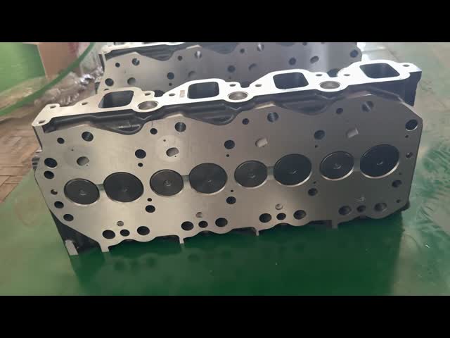 Nissan / Forklifter Parts QD32 Assembly automotive cylinder heads Iron Material